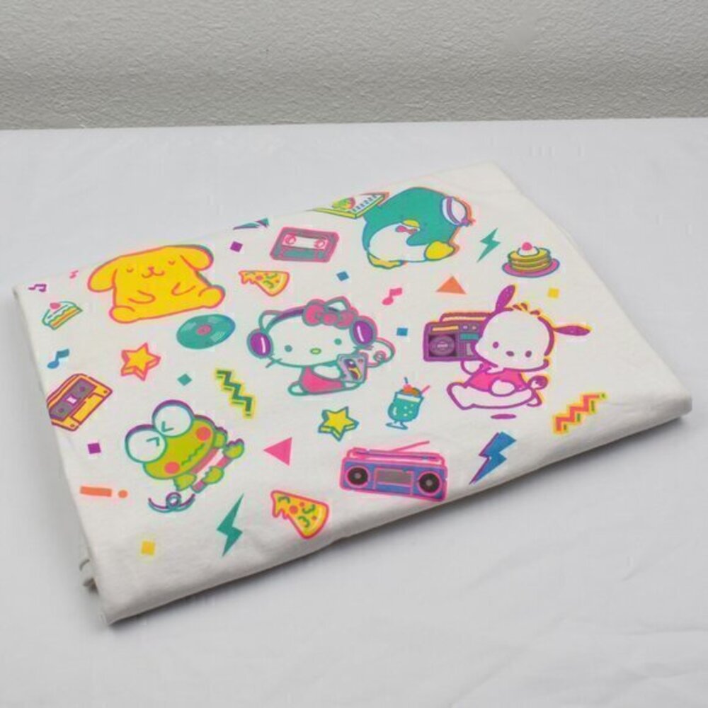 Hello Kitty and Friends x Lootcrate Retro Rewind 2019 Size XL New‎ has flaw